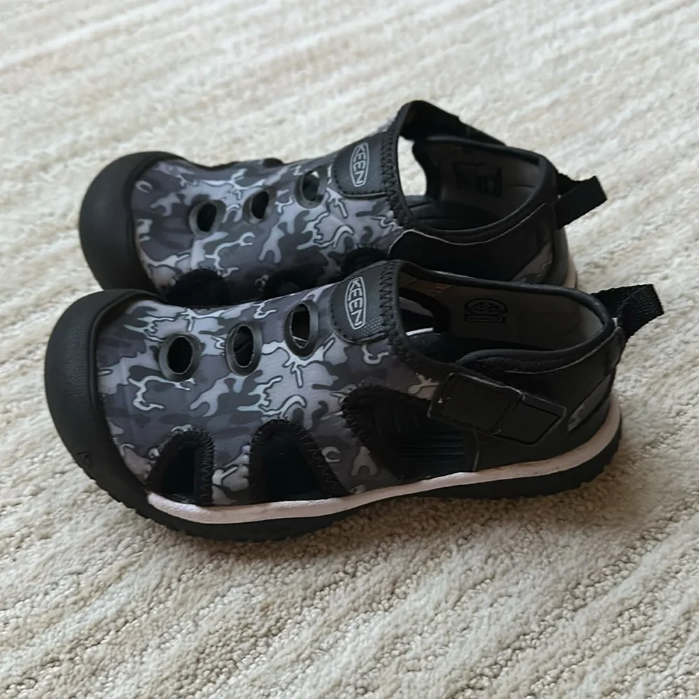 KEEN Stingray Water Shoes for Kids Black Camo Size 12